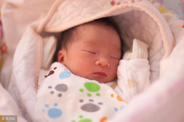 公公婆婆故意要把宝宝的后脑勺睡平，这种做法好吗？为什么？