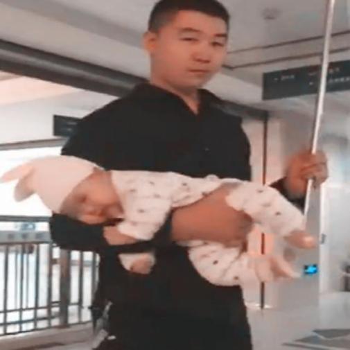 爸爸抱孩子在医院打吊瓶，却因姿势走红，网友：亲生的错不了