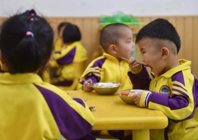 为什么幼儿园中午11点就吃饭？幼儿园老师给出了这3个解释！