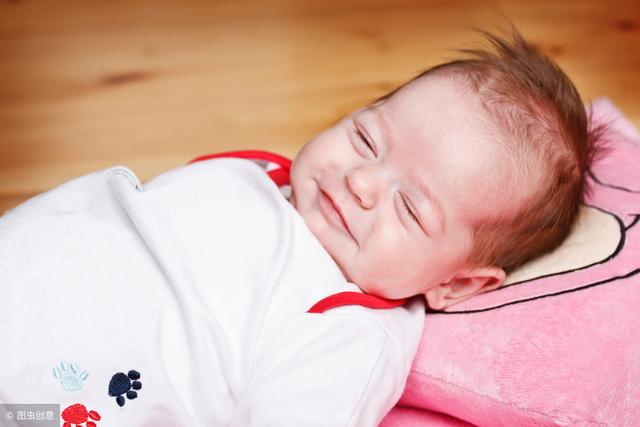 公公婆婆故意要把宝宝的后脑勺睡平，这种做法好吗？为什么？