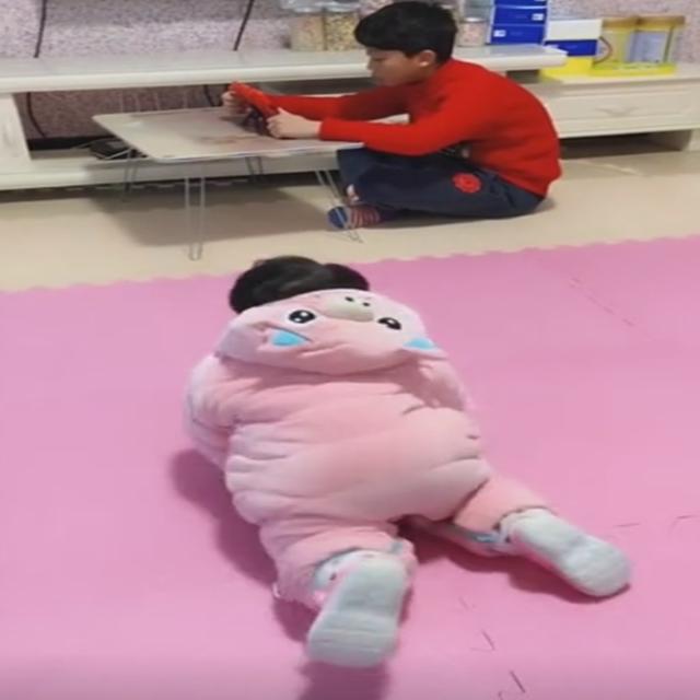 哥哥玩游戏不想被妹妹打扰，想出这招，让妈妈乐的直不起腰来