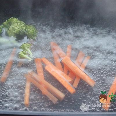 宝宝辅食：三文鱼菜蔬小丸子