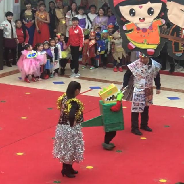 幼儿园举办亲子环保时装秀，这一家人意外走红，真是有才