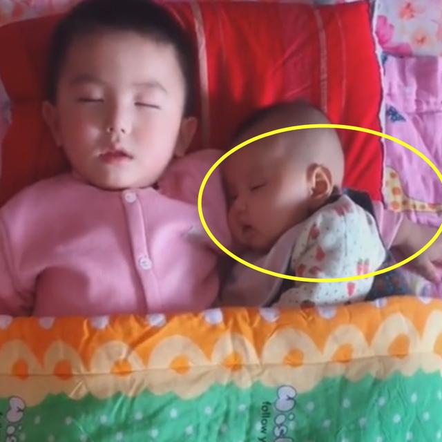 哥哥哄弟弟睡着了，妈妈掀开被子看到这一画面，心都暖化了