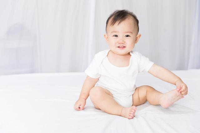 1岁宝宝抓周，毫不犹豫选择这件东西不放手，奶奶发愁：不好办