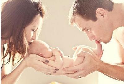 老婆生孩子的时候，准老爸们在产房外干什么？一起看看