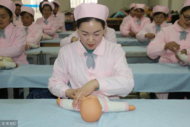坐月子的时候你会花7000元请月嫂吗？看看请和不请有什么区别！