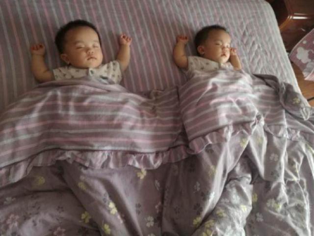 宝宝睡着了，两条小腿翘老高，网友：这是传说中的无影脚吗？