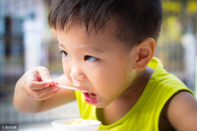 冬季甲型流感来袭，孩子咳嗽时别吃这5种食物，小心加重病情！