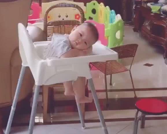 宝妈吃饭时总感觉有人盯着自己，回头一看，心都要被宝宝萌化了