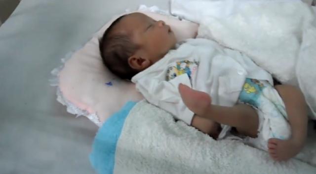 宝宝睡着了，两条小腿翘老高，网友：这是传说中的无影脚吗？