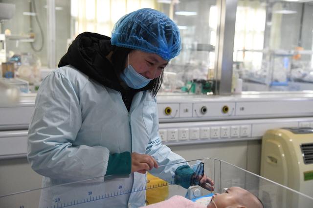 大眼宝宝出生不久查出重症需急救，90后父母重症室外哭干眼泪