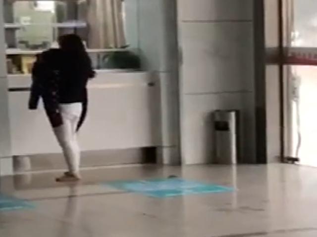 下雨天妈妈光脚穿秋裤，抱着孩子冲进医院挂急诊，瞬间泪奔