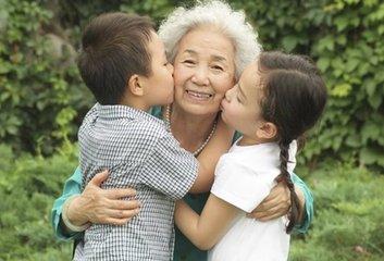 “奶奶亲还是外婆亲？”听完孩子的回答后，网友：心疼奶奶！