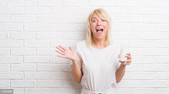 爸爸哄双胞胎睡觉，三人的睡姿极相似，网友：亲生的错不了