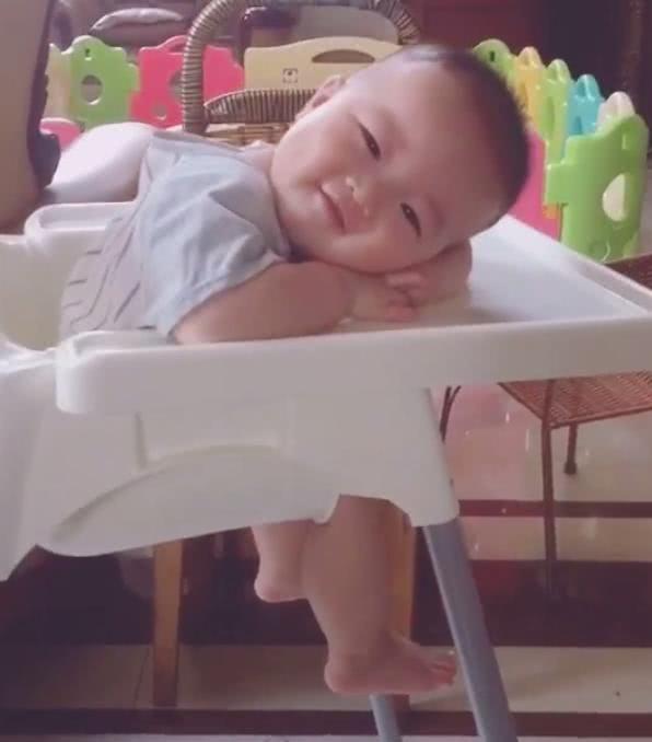 宝妈吃饭时总感觉有人盯着自己，回头一看，心都要被宝宝萌化了