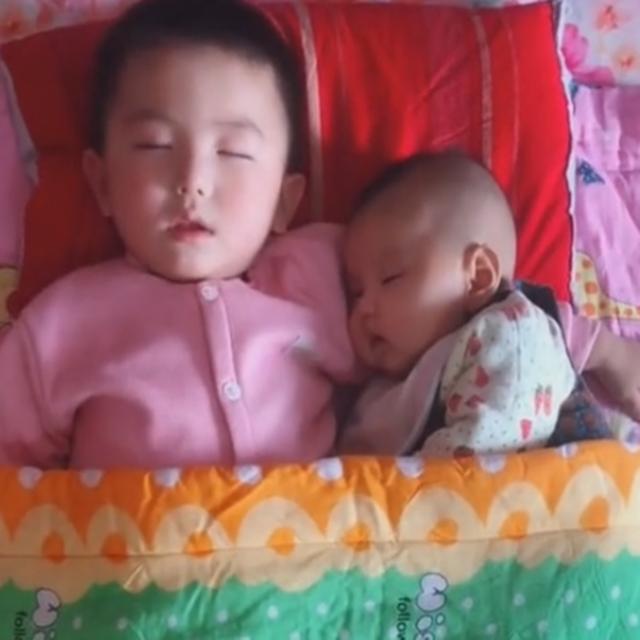 哥哥哄弟弟睡着了，妈妈掀开被子看到这一画面，心都暖化了