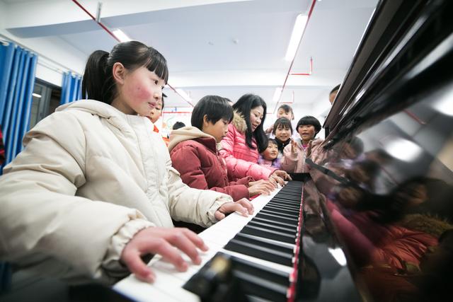 贵州大方：福利院51个孩子的“90后妈妈”
