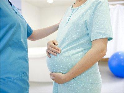 老婆生孩子的时候，准老爸们在产房外干什么？一起看看