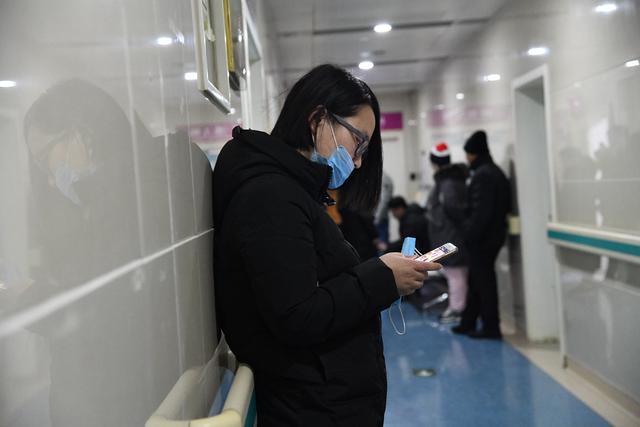 大眼宝宝出生不久查出重症需急救，90后父母重症室外哭干眼泪