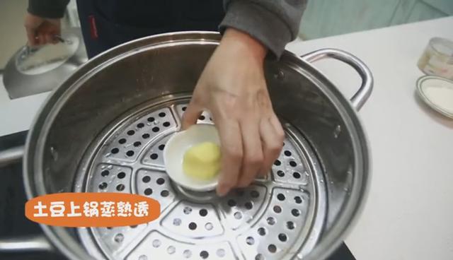 「12M+」一岁开始就要给宝宝尝试这种新的食材了，越晚越容易抗拒