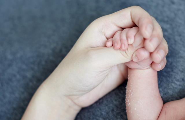 新生儿天生具备8大生理特点，不要傻傻当成病，妈妈早了解早放松