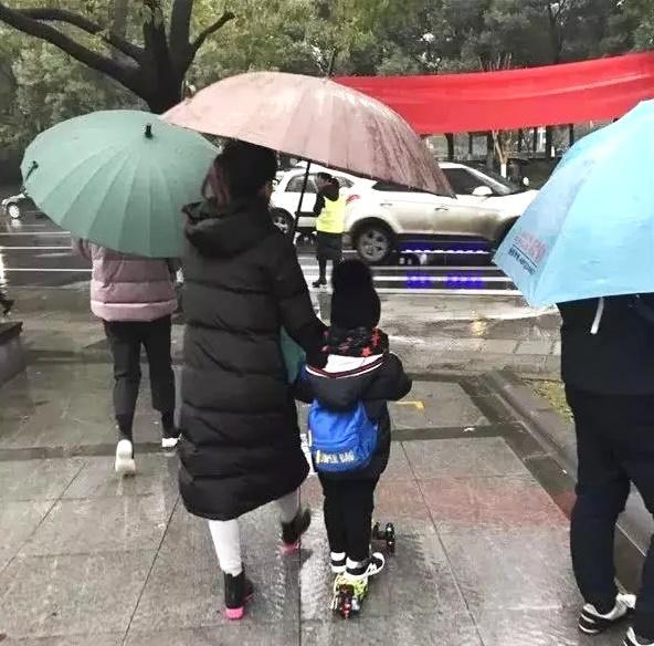 现在的小朋友，不早起都抢不到车位？最近这个幼儿园火了！