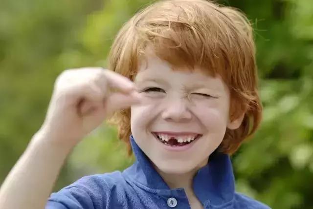 家长注意喽！别等孩子大了，落埋怨：我的一口烂牙都怪你们！