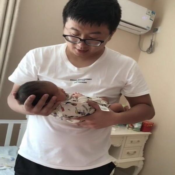 宝宝刚出生，宝爸们各种抱娃姿势让人笑岔气，有没有同款爸爸？