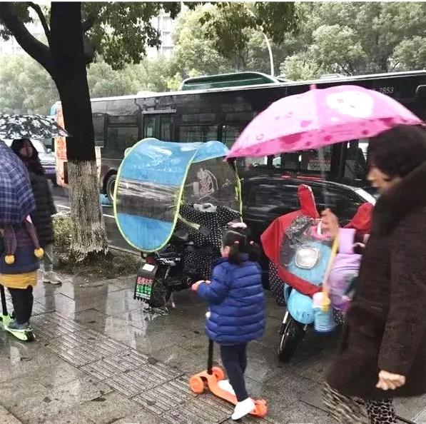 现在的小朋友，不早起都抢不到车位？最近这个幼儿园火了！