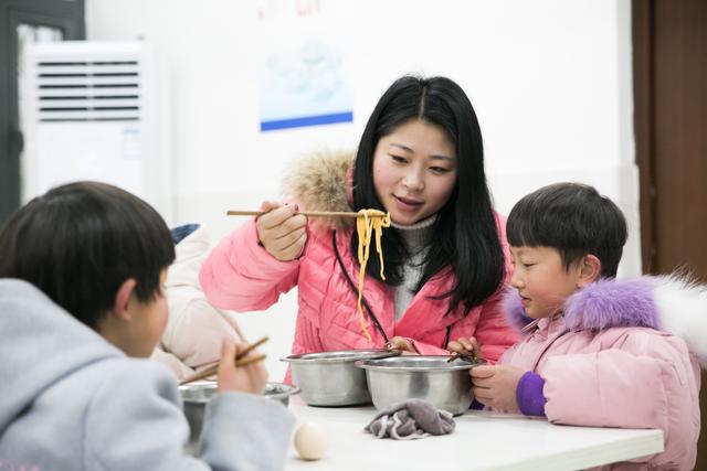 贵州大方：福利院51个孩子的“90后妈妈”