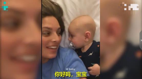 母亲拿手机自拍，宝宝看到手机中的另一个自己难以置信