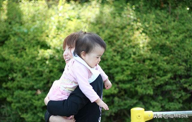 “爱我你就抱抱我”！孩子要的不是抱的动作，是拥抱给的安全感！