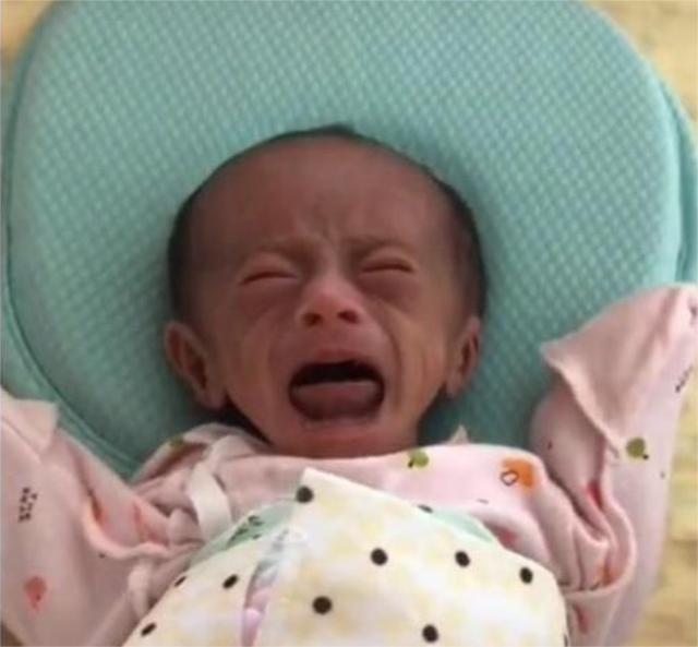 女婴长相酷似“马云”，只有妈妈不嫌弃，长大后用颜值堵了全家人