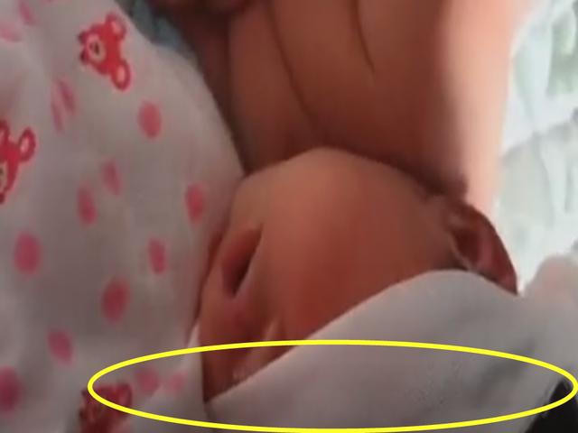 新生儿患黄疸晒太阳，这情景真的让人心疼，网友称妈妈的心更疼