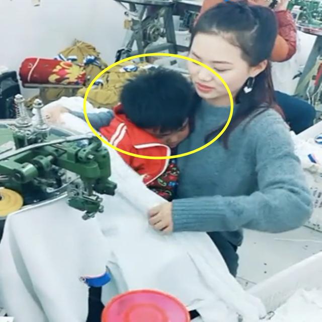 “厂花”辣妈带娃加班，孩子困的在妈妈怀里睡着，网友一片赞赏