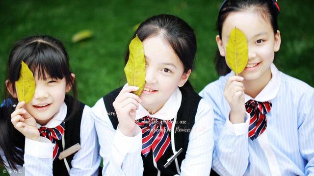 妈妈在公交车上用小孩裤子擦脏物，教育孩子的同时也在提升自己！
