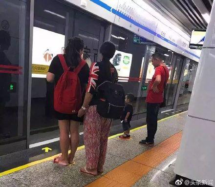 地铁上发生这样一幕，网友：这就叫教养！