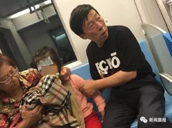 妈妈在公交车上用小孩裤子擦脏物，教育孩子的同时也在提升自己！
