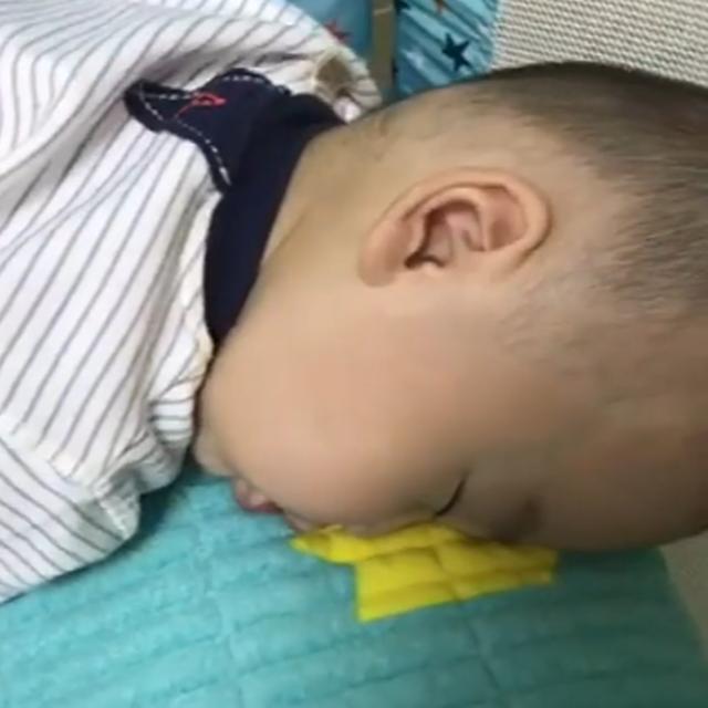 爸爸在卧室哄儿子，妈妈没听到声音，推开门看笑的眼泪快出来了