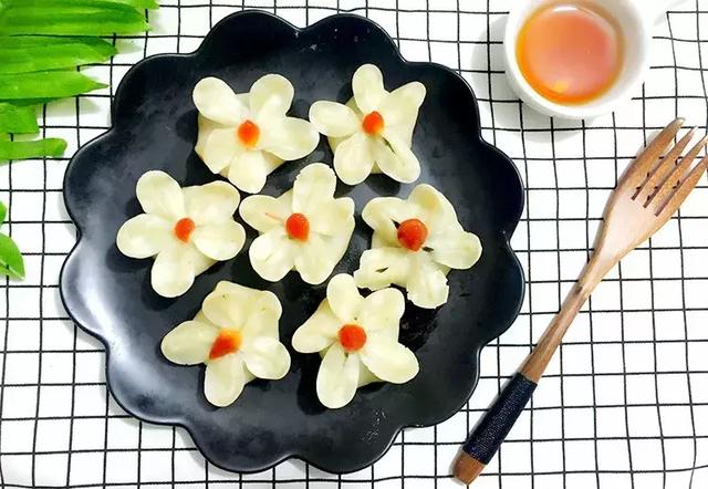 吃完一盘还要再来一盘，宝宝边吃边说“妈妈你真棒”!