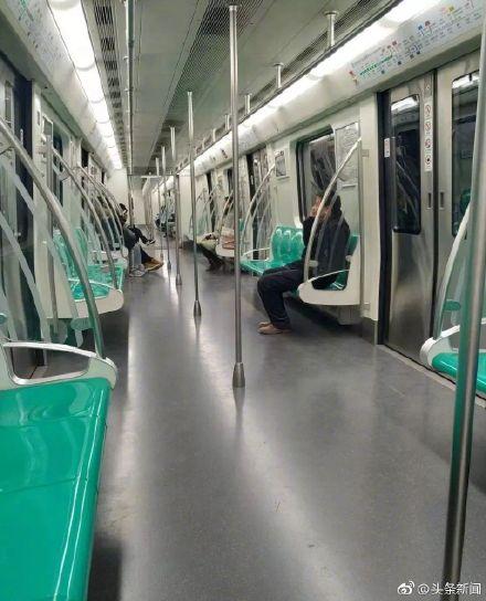 地铁上发生这样一幕，网友：这就叫教养！