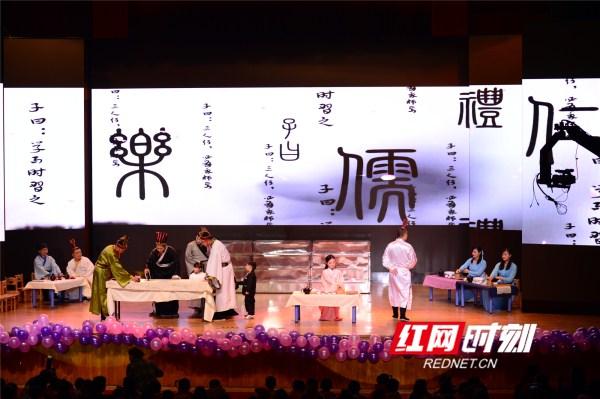 长沙：幼儿园办“家长春晚” 种下传统文化种子