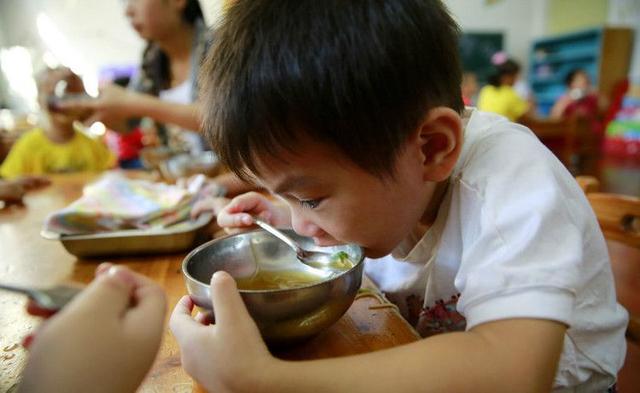 儿子号称幼儿园的饭菜是最好吃的,妈妈好奇一看,百思不得解