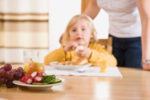 孩子不爱吃饭，有可能是你的方法不对，5点儿童用餐指南教给你