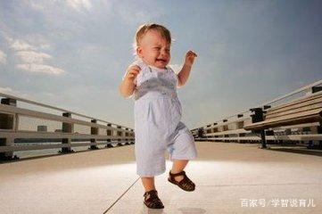 想让宝宝更好的走路，家长这两件事情不要做，小心帮倒忙