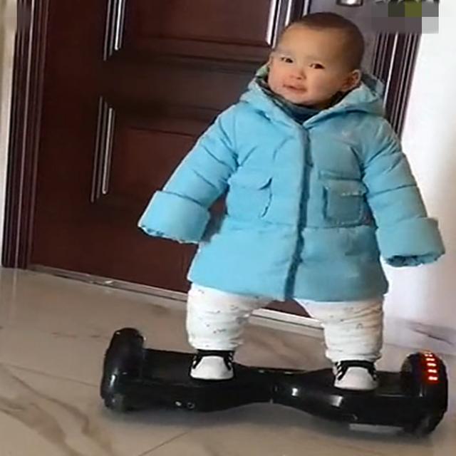 不会走路的小宝宝能玩平衡车，妈妈都不敢相信，网友：太聪明了