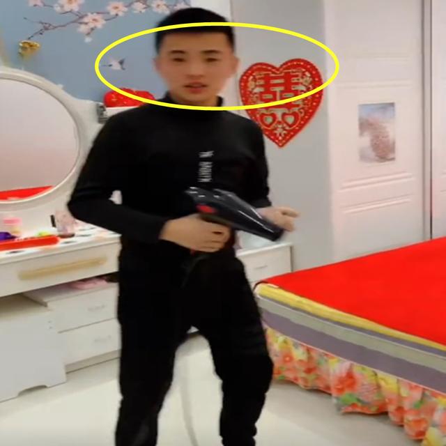 妈妈听到房间里有歌声，推开门一看，这情景让人看着就想笑