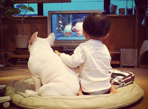 宝爸不让孩子看电视，去阳台抽了一支烟，回来看见宝宝很是无奈