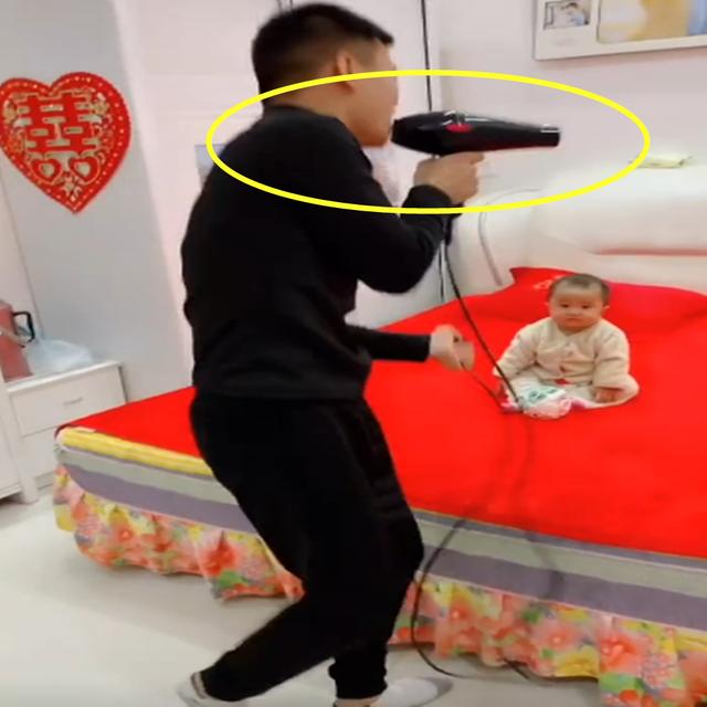 妈妈听到房间里有歌声，推开门一看，这情景让人看着就想笑